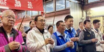 「馬上賺錢」福袋引爆土城人潮！侯友宜現身三元宮發提燈 與市民共度熱鬧元宵