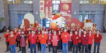 新北馬年賀歲片首映!侯友宜化身導遊帶看「新北的一天」 祝福市民「馬上好運」