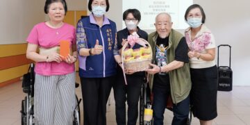 中秋節前夕社會局長李美珍代表侯友宜市長前往健順養護中心關懷長輩