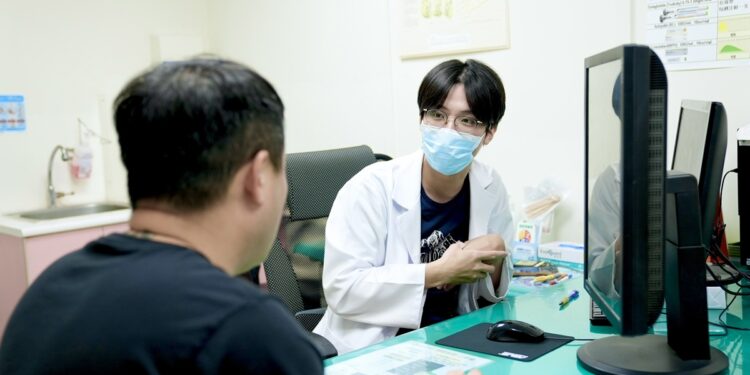 吃完宵夜倒頭就睡　胃食道逆流恐找上門