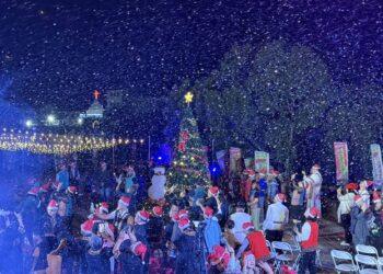 桃源聖誕點燈浪漫登場　飄雪點亮山城冬夜迎接新年