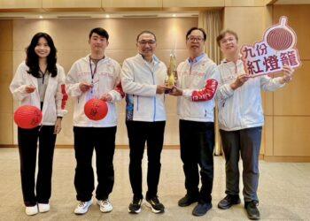 點亮山城文化！「九份紅燈籠祭」摘美國繆思金獎 新北觀旅局向市府獻獎