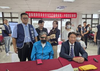 家人陪同登記參選花蓮縣長 魏嘉賢拋「未來存摺」政策牛肉