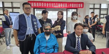 家人陪同登記參選花蓮縣長 魏嘉賢拋「未來存摺」政策牛肉