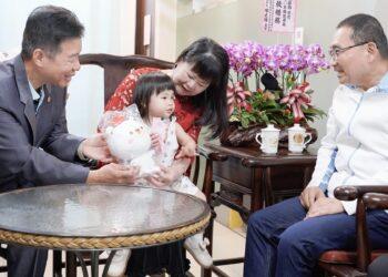 深耕中醫 35 年！康錦花獲新北模範母親 侯友宜：全家仁德、醫德兼備令人敬佩