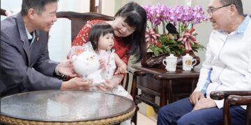 深耕中醫 35 年！康錦花獲新北模範母親 侯友宜：全家仁德、醫德兼備令人敬佩