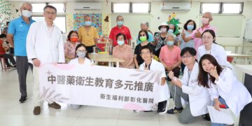 部彰藥師走進長照據點　陪伴長輩手作足浴包