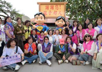 世華「鏟子超人」公仔 光復火車站前溫暖揭幕