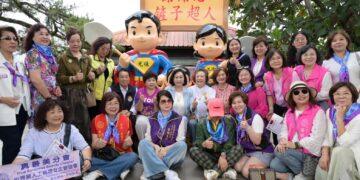 世華「鏟子超人」公仔 光復火車站前溫暖揭幕