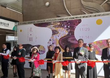 雅麗董座江屘菊在嶺東科大展出繪畫作品　「花．圓」主題展現圓滿意境