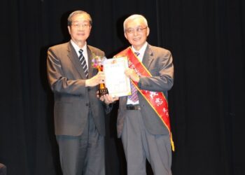 中國醫講座教授沈戊忠獲頒弘道獎　黃榮村：足為教育界楷模