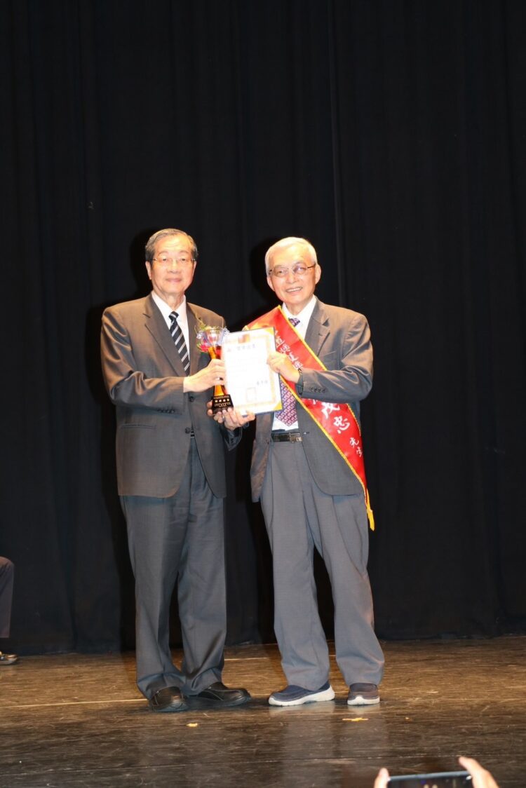 ▲中國醫藥大學沈戊忠講座教授接受考試院黃榮村院長頒獎表揚。（圖／中國醫藥大學提供）