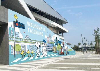 6米大史努比現身台中！水湳轉運中心8/1快閃登場 限時兩週燈光秀、市集萌翻山城