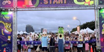 落跑兔瓏現身中央公園！台中「地球娛樂室」夜跑吸3千人開追 霓虹闖關沉浸K-POP