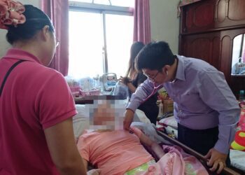 獨居老翁輕微失智只信一人　大甲李綜合醫師充當家人話家常