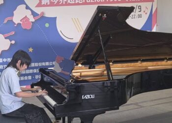 指鋼琴界法拉利降臨捷運站！台中「千萬琴音」掀熱潮 盲人琴師黃裕翔驚喜快閃