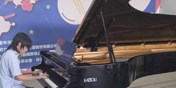 指鋼琴界法拉利降臨捷運站！台中「千萬琴音」掀熱潮 盲人琴師黃裕翔驚喜快閃