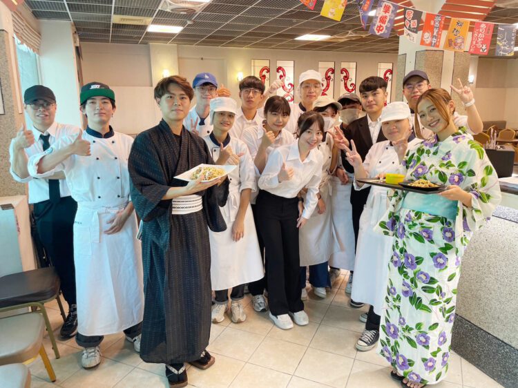 ▲餐旅系學生利用「營運實務」課程，開餐廳當老闆，推出日式料理，大受好評。（圖／義守大學提供）